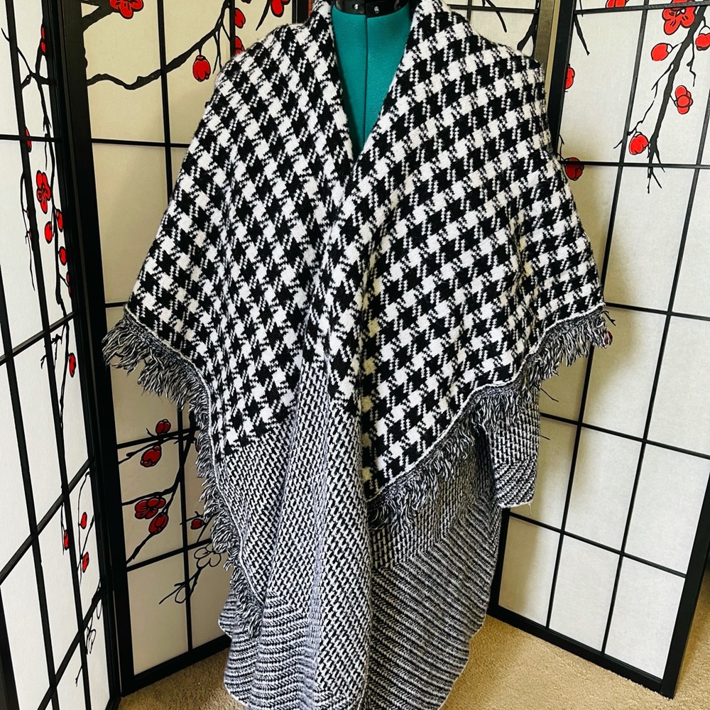 Duster length shawl cardigan with fringe design